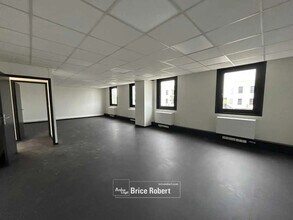 Flex in Dardilly for lease Interior Photo- Image 1 of 4