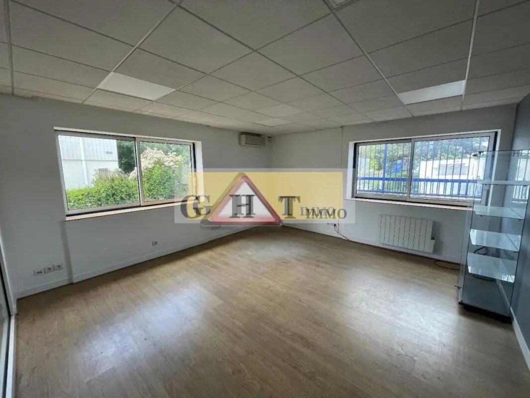 Office in Épinay-sous-Sénart for lease Interior Photo- Image 1 of 35