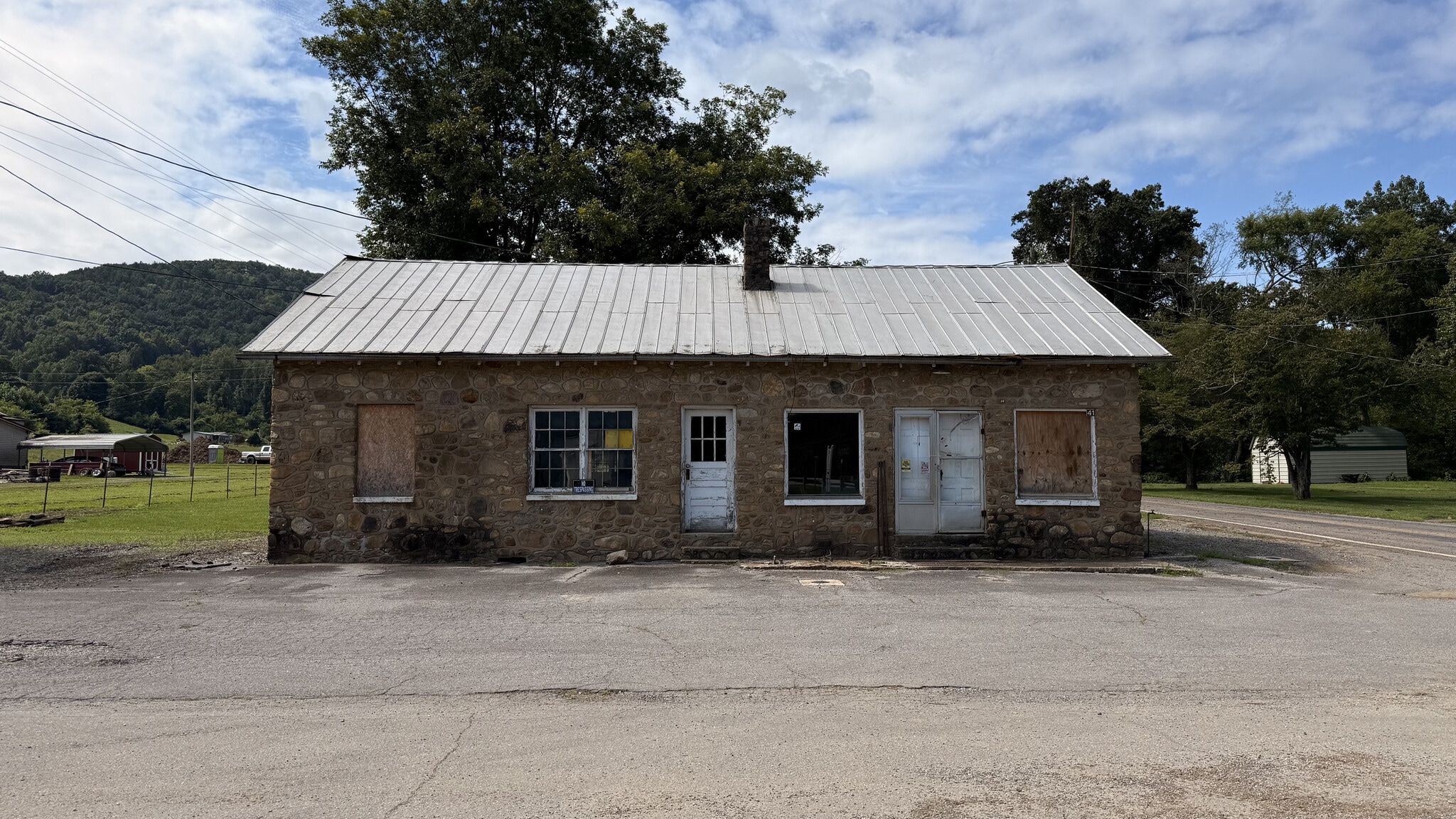 41 Upper Shut In Rd, Hot Spgs, Hot Springs, NC for sale Building Photo- Image 1 of 29