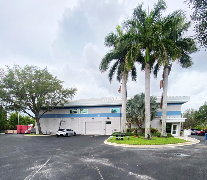 6851 Professional Pky W, Sarasota, FL for lease - Building Photo - Image 2 of 5