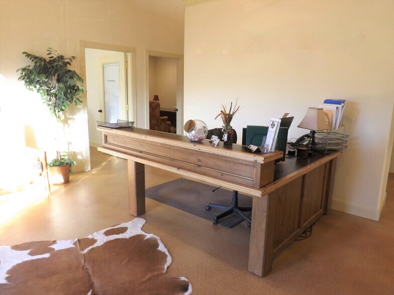 4449 Highway 90, Alleyton, TX for lease - Interior Photo - Image 2 of 11