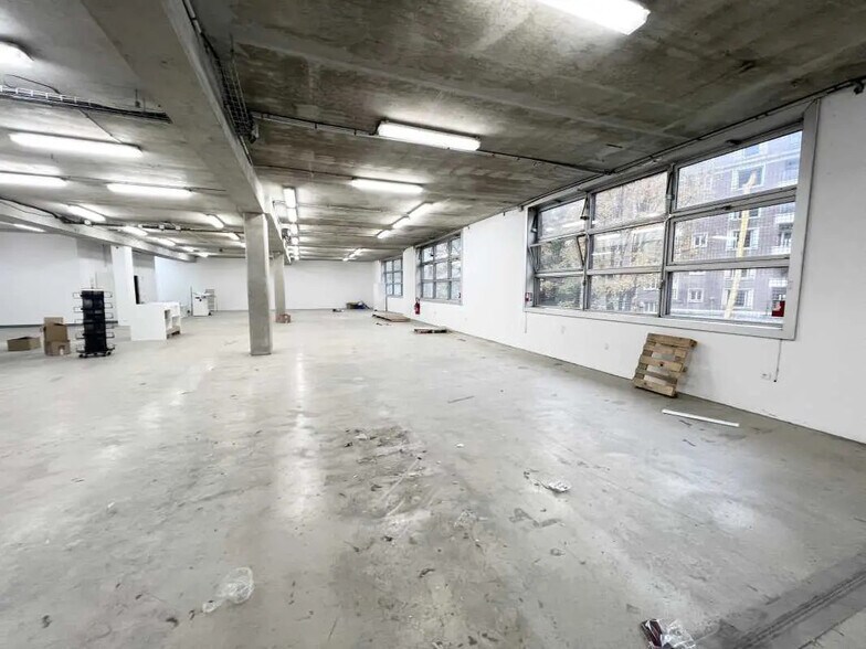 Flex in Paris for lease - Interior Photo - Image 3 of 4