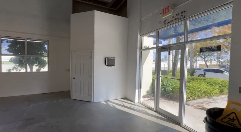 2821 SW 23rd Ter, Fort Lauderdale, FL for lease - Building Photo - Image 3 of 12