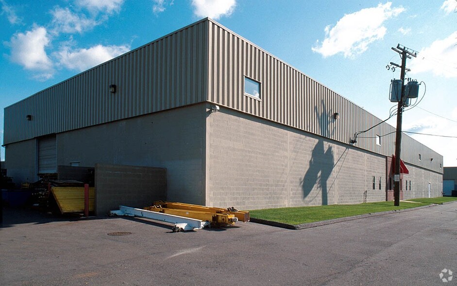 43545 Utica Rd, Sterling Heights, MI for lease - Building Photo - Image 3 of 7