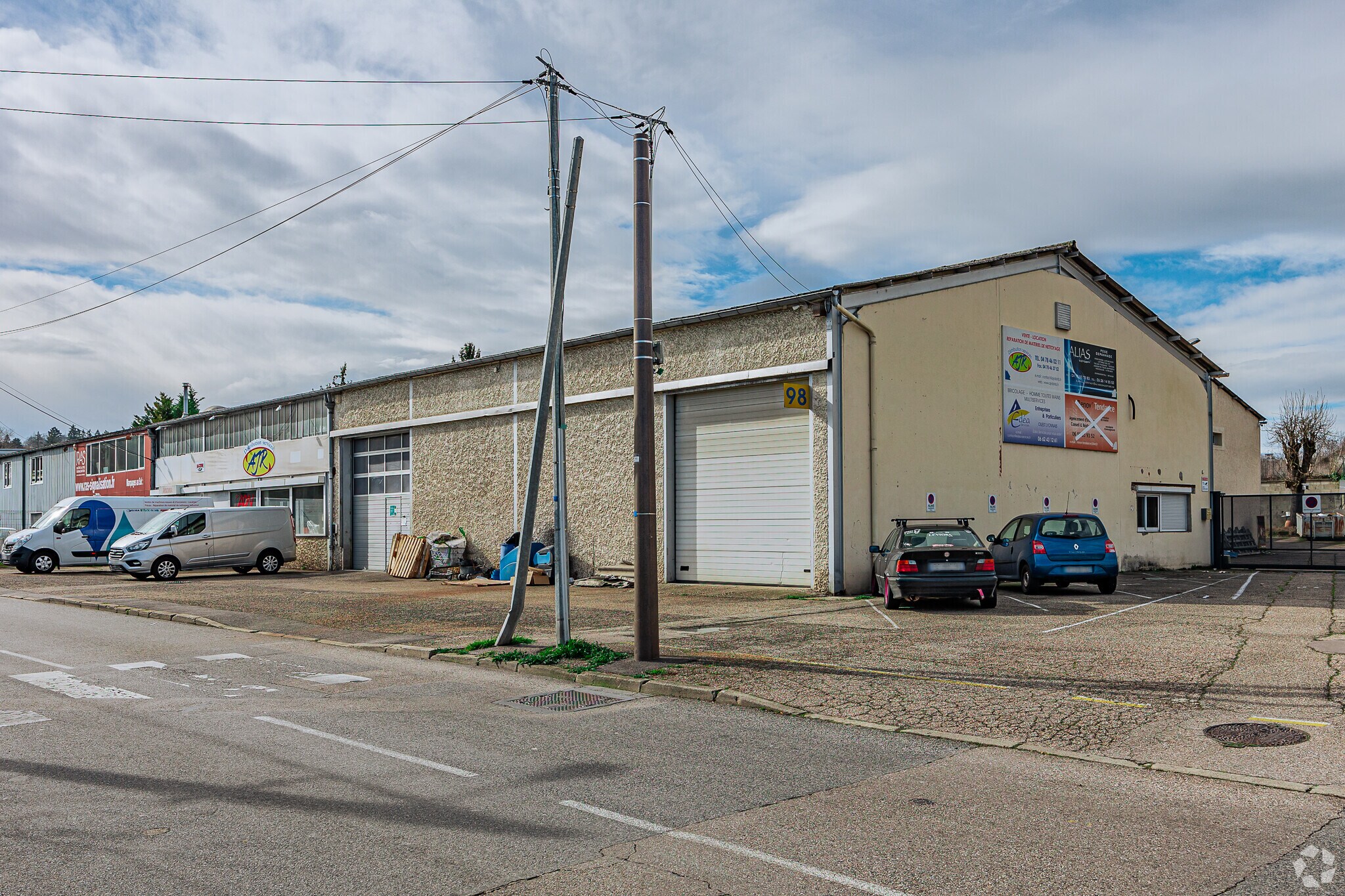 Flex in Saint-Genis-Laval for lease Primary Photo- Image 1 of 3