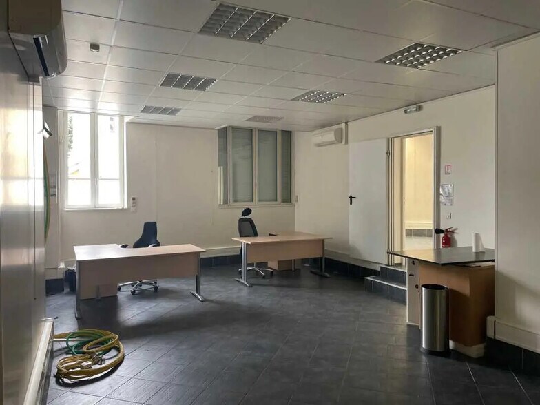 Office in Lyon for lease - Interior Photo - Image 2 of 4