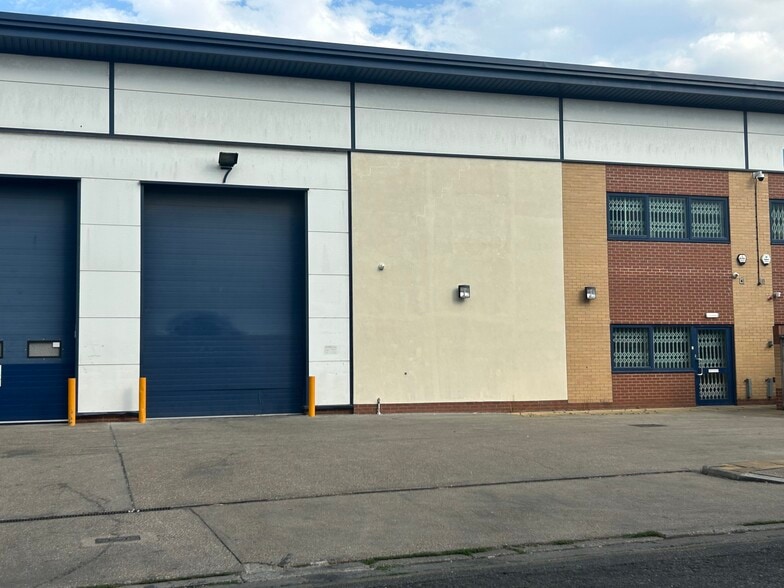 6 Theydon Rd, London for lease - Building Photo - Image 2 of 3