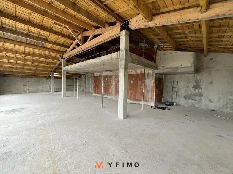 Retail in Aubergenville for lease - Construction Photo - Image 3 of 5