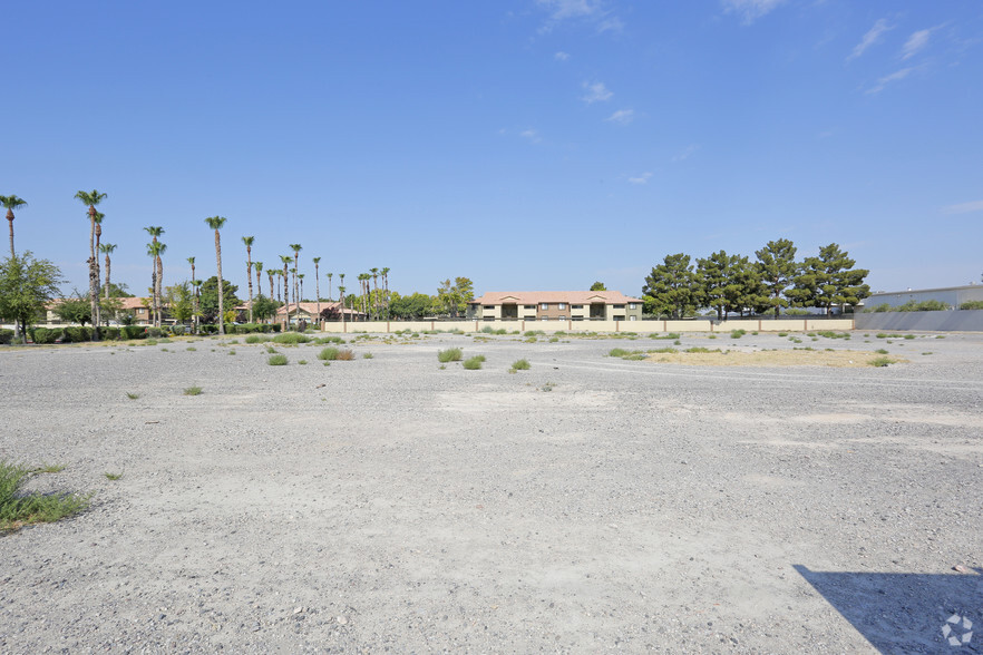 453 N Nellis Blvd, Las Vegas, NV for lease - Building Photo - Image 2 of 6