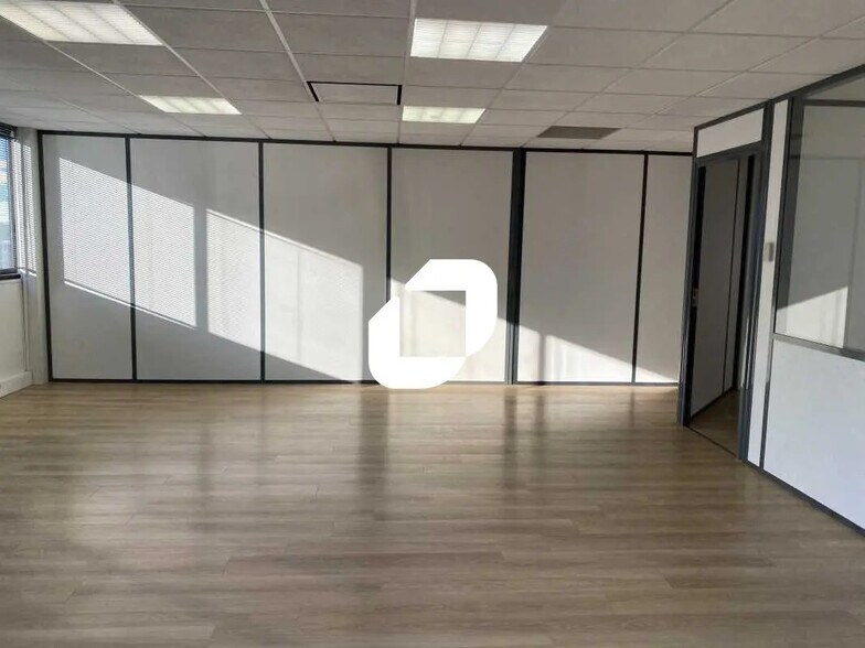 Office in Gradignan for lease - Interior Photo - Image 1 of 12