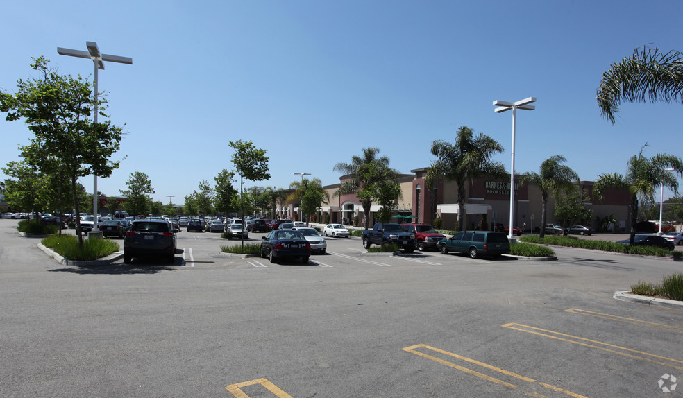 810-890 W Valley Pky, Escondido, CA for lease - Building Photo - Image 2 of 5