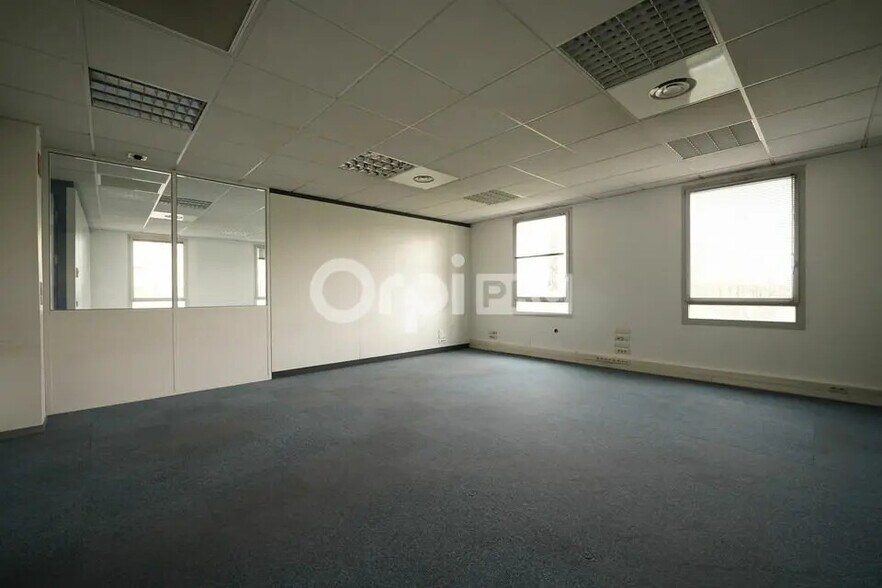 Office in Bron for lease - Interior Photo - Image 1 of 7