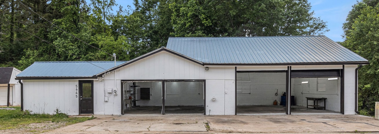 5635 Elmo Rd – Primary Exterior