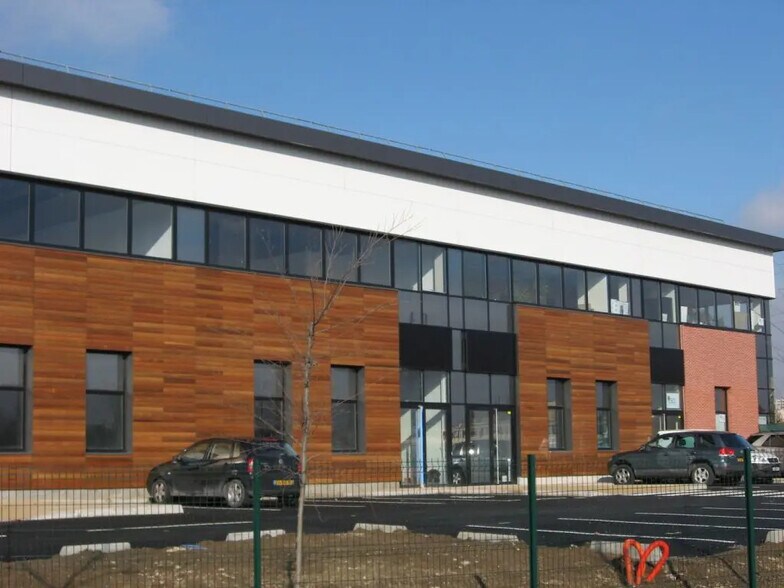 6 Rue Du Commandant D'estienne D'orves, Villeneuve-la-Garenne for lease - Building Photo - Image 2 of 6