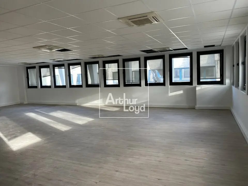 Office in COURCOURONNES for lease Interior Photo- Image 1 of 8