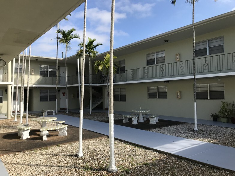 2401 Van Buren St, Hollywood, FL 33020