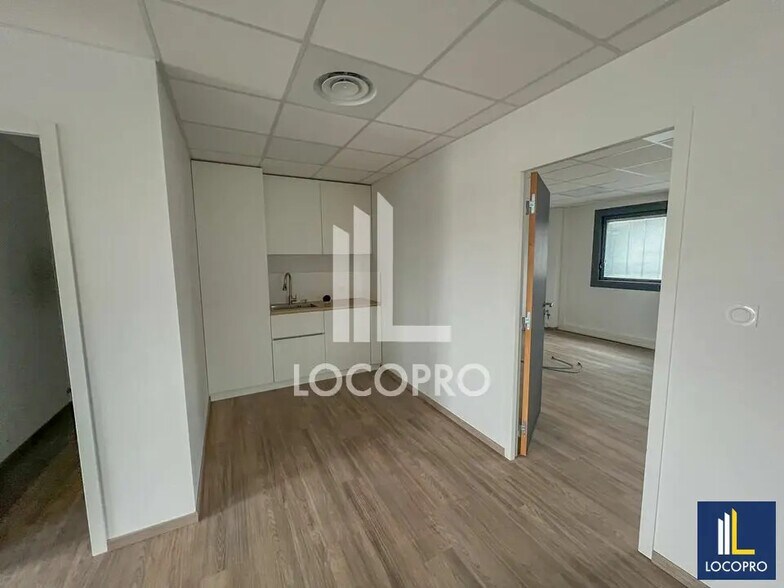 Office in Avignon for lease - Building Photo - Image 3 of 12