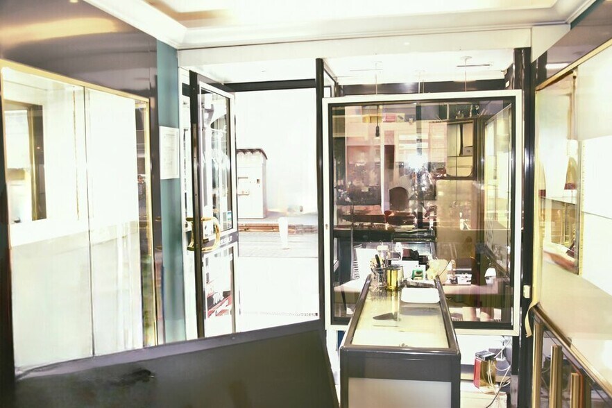 Retail in Nice for lease - Interior Photo - Image 2 of 2
