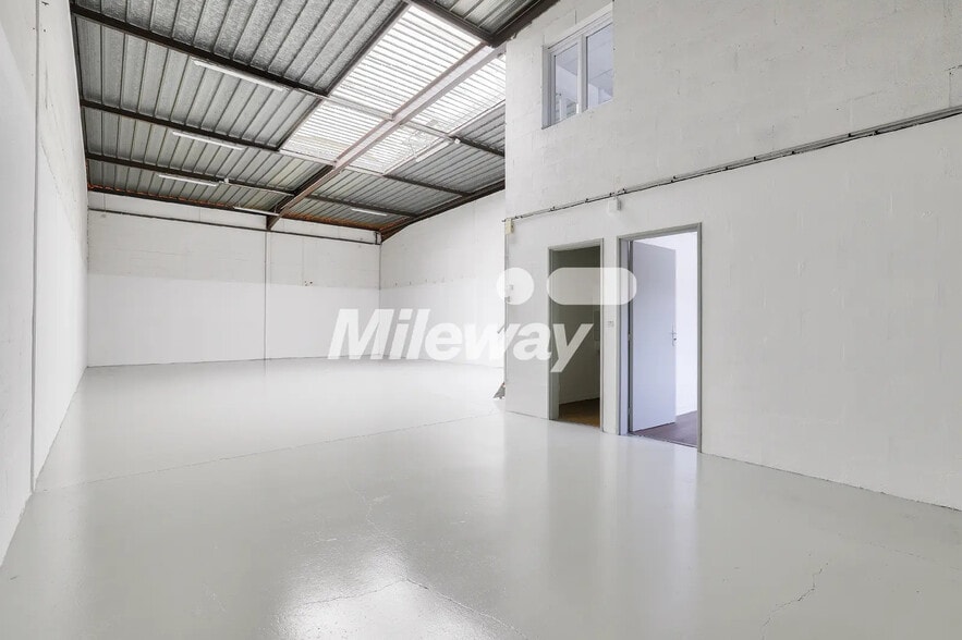 19 Rue Du Compas, SAINT-OUEN-L'AUMONE for lease - Building Photo - Image 2 of 8