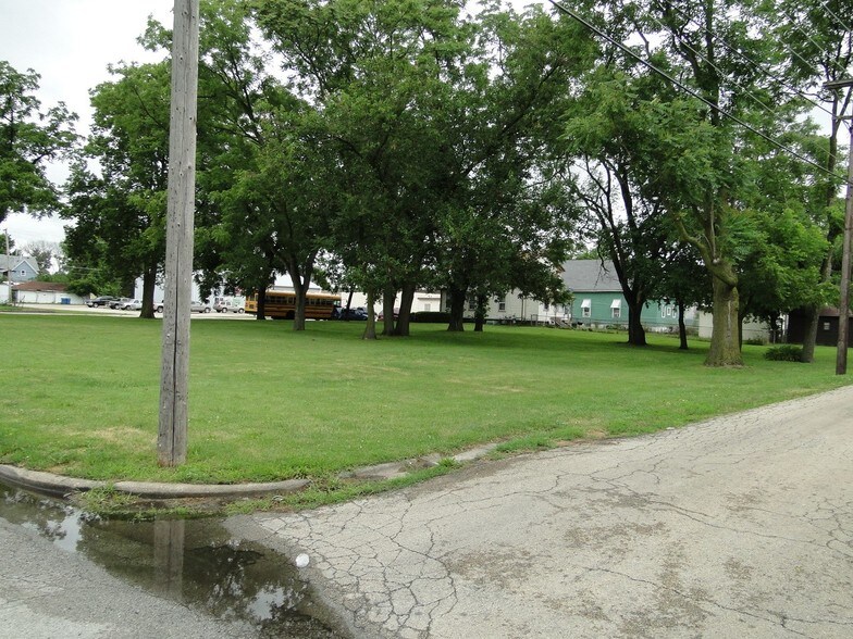 868 S Schuyler Ave, Kankakee, IL 60901