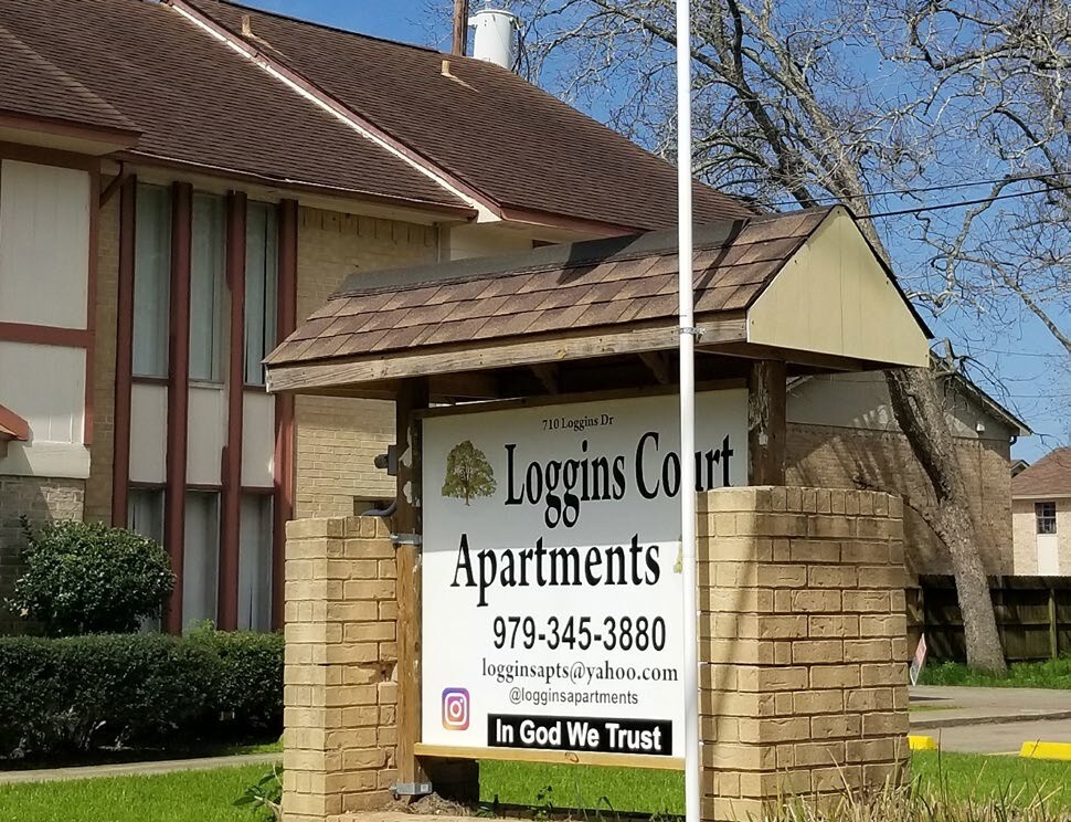 710 Loggins Dr, West Columbia, TX 77486