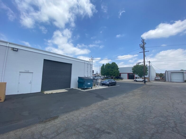 702-706 W Katella Ave, Orange, CA for lease - Building Photo - Image 3 of 11
