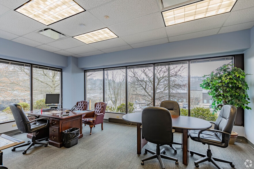 400 Business Center Dr, Pittsburgh, PA for lease - Building Photo - Image 3 of 13