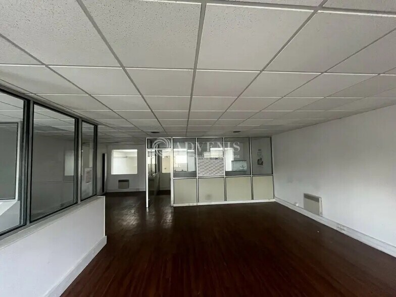 Flex in Voisins-le-Bretonneux for lease - Interior Photo - Image 3 of 5