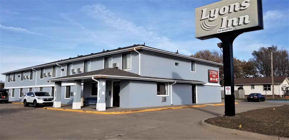 817 W Main St, Lyons, KS for sale - Building Photo - Image 1 of 1