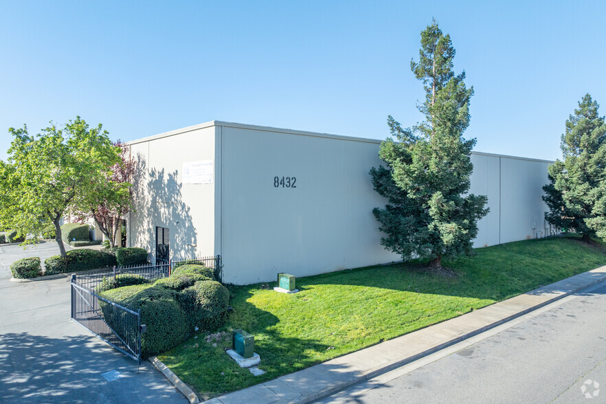 8432 Rovana Cir, Sacramento, CA for lease - Building Photo - Image 2 of 12