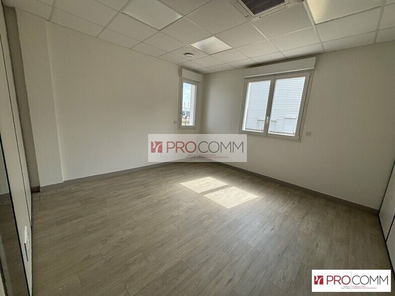 Office in Chartres for lease - Interior Photo - Image 3 of 4