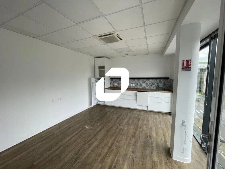 Office in Reims for lease - Building Photo - Image 2 of 7