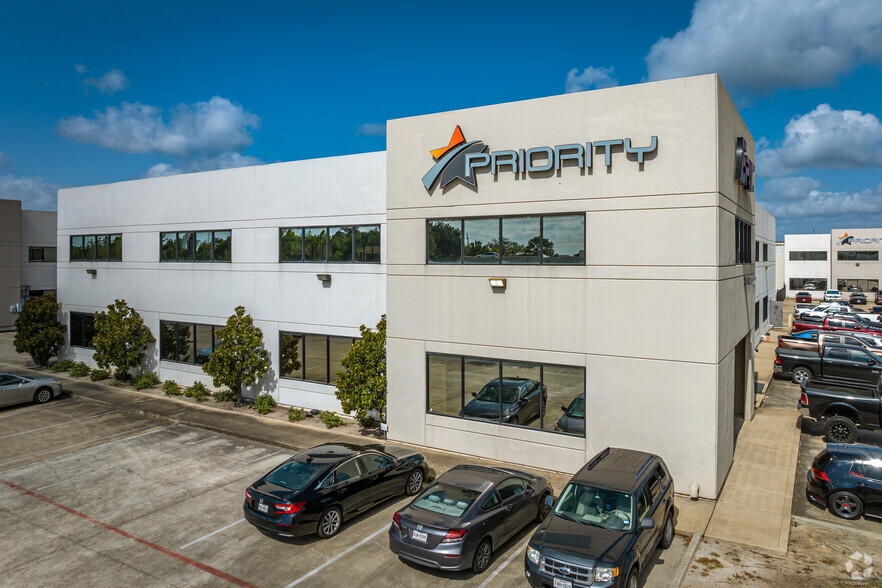 5655 W Sam Houston Pky N, Houston, TX for lease - Building Photo - Image 1 of 17