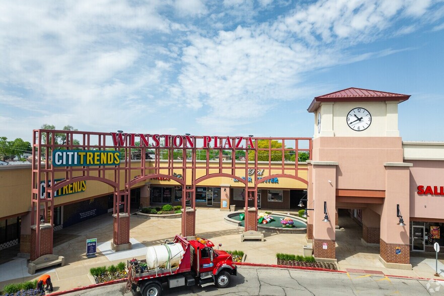 950 Winston Plz, Melrose Park, IL for lease - Primary Photo - Image 1 of 9