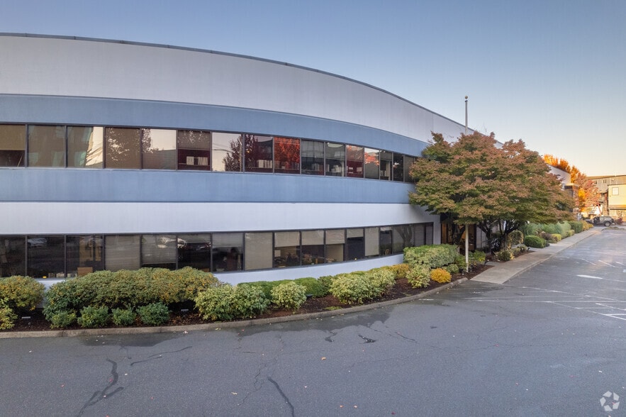 2121-2181 NW Front Ave, Portland, OR for lease - Primary Photo - Image 1 of 9