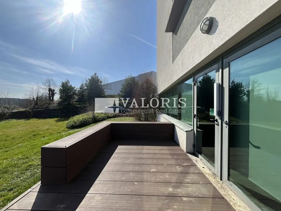 Office in Champagne-au-Mont-d'Or for lease Building Photo- Image 1 of 18