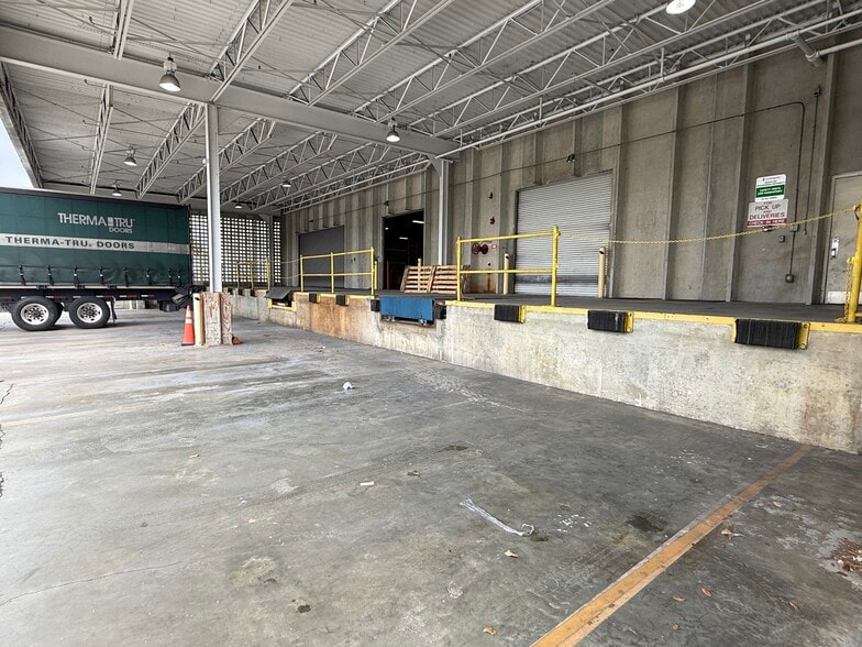 3580-3588 Work Dr, Fort Myers, FL for lease - Building Photo - Image 3 of 5