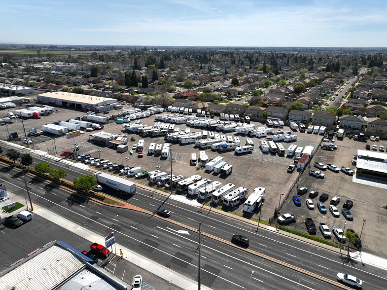 222 E Kettleman Ln, Lodi, CA for sale - Building Photo - Image 3 of 4