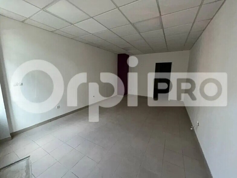 Retail in Beauvais for lease - Interior Photo - Image 3 of 4