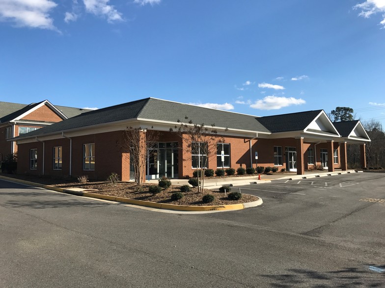 210 W Hundred Rd, Chester, VA for lease - Building Photo - Image 1 of 4