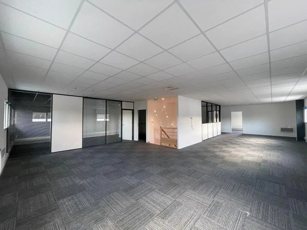 Location Bureaux 586 m² - Photo 1