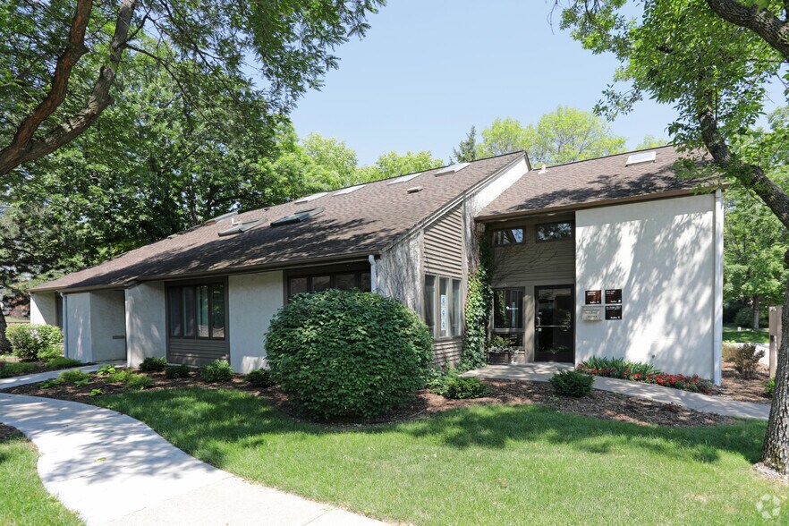 2451 15th St NW, New Brighton, MN for sale - Primary Photo - Image 1 of 1