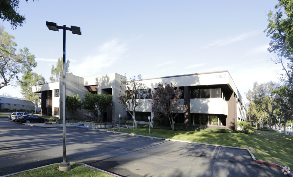 5955 De Soto Ave, Woodland Hills, CA for lease - Building Photo - Image 1 of 6