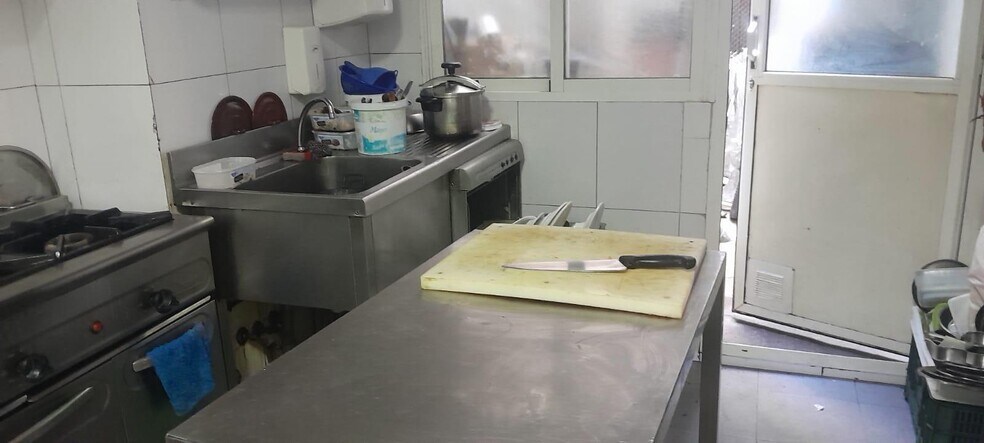 Retail in Cáceres, Cáceres for lease - Building Photo - Image 3 of 9