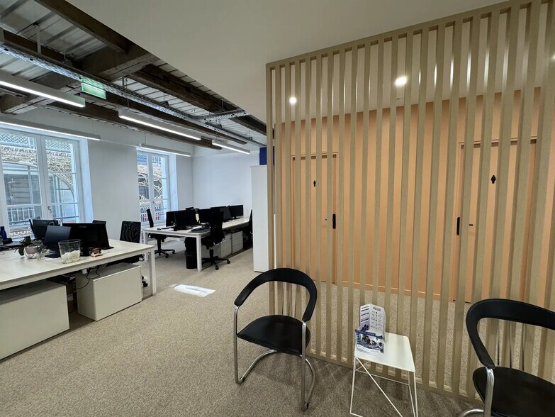 Office in Paris for lease - Interior Photo - Image 2 of 11