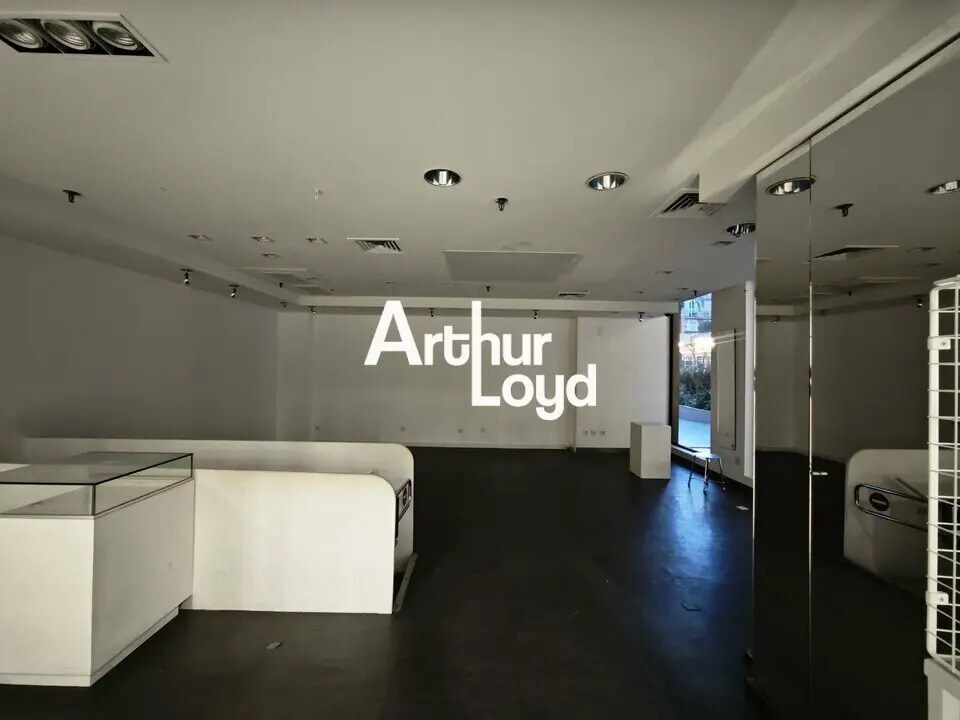 Retail in Cannes for lease Building Photo- Image 1 of 13
