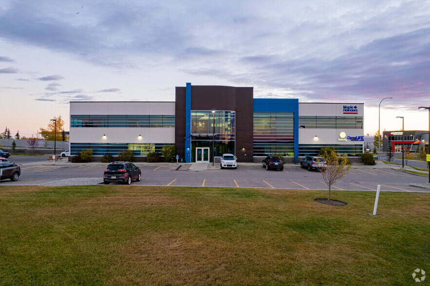 32 Royal Vista Dr NW, Calgary, AB for lease - Building Photo - Image 3 of 5