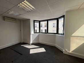 Office in Levallois-Perret for lease Interior Photo- Image 1 of 6