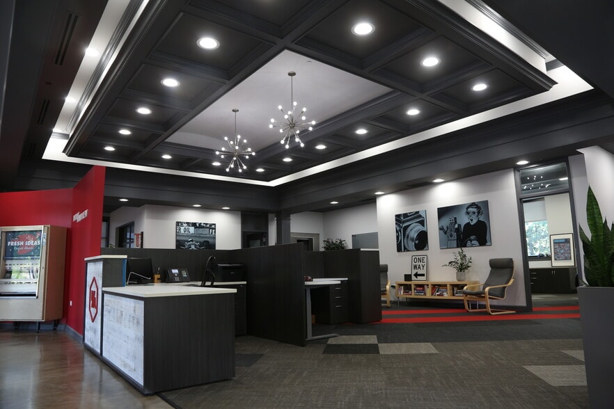 1901 N Gary Ave, Wheaton, IL for sale - Interior Photo - Image 2 of 12