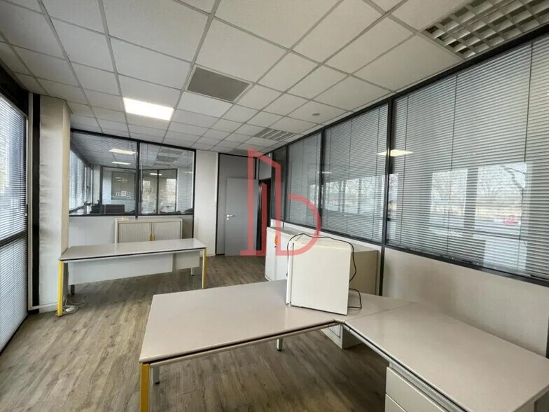 Office in Bordeaux for lease - Interior Photo - Image 2 of 5